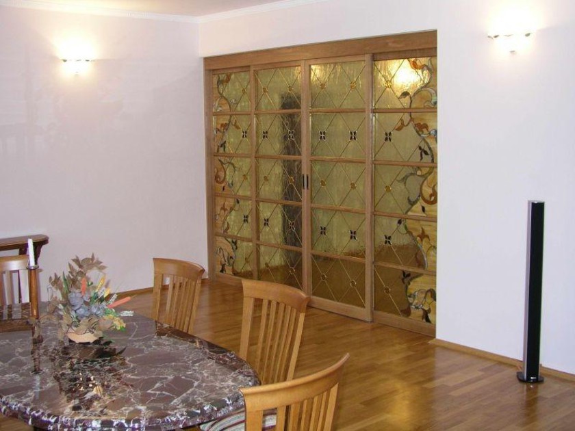 Перегородка для гостиной с цветным стеклом и декоративными вставками Белгород