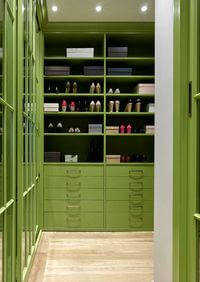 Г-образная гардеробная комната в зеленом цвете Белгород